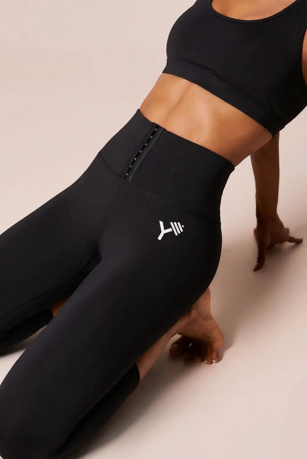 Détail des crochets ajustables et de la taille haute du legging